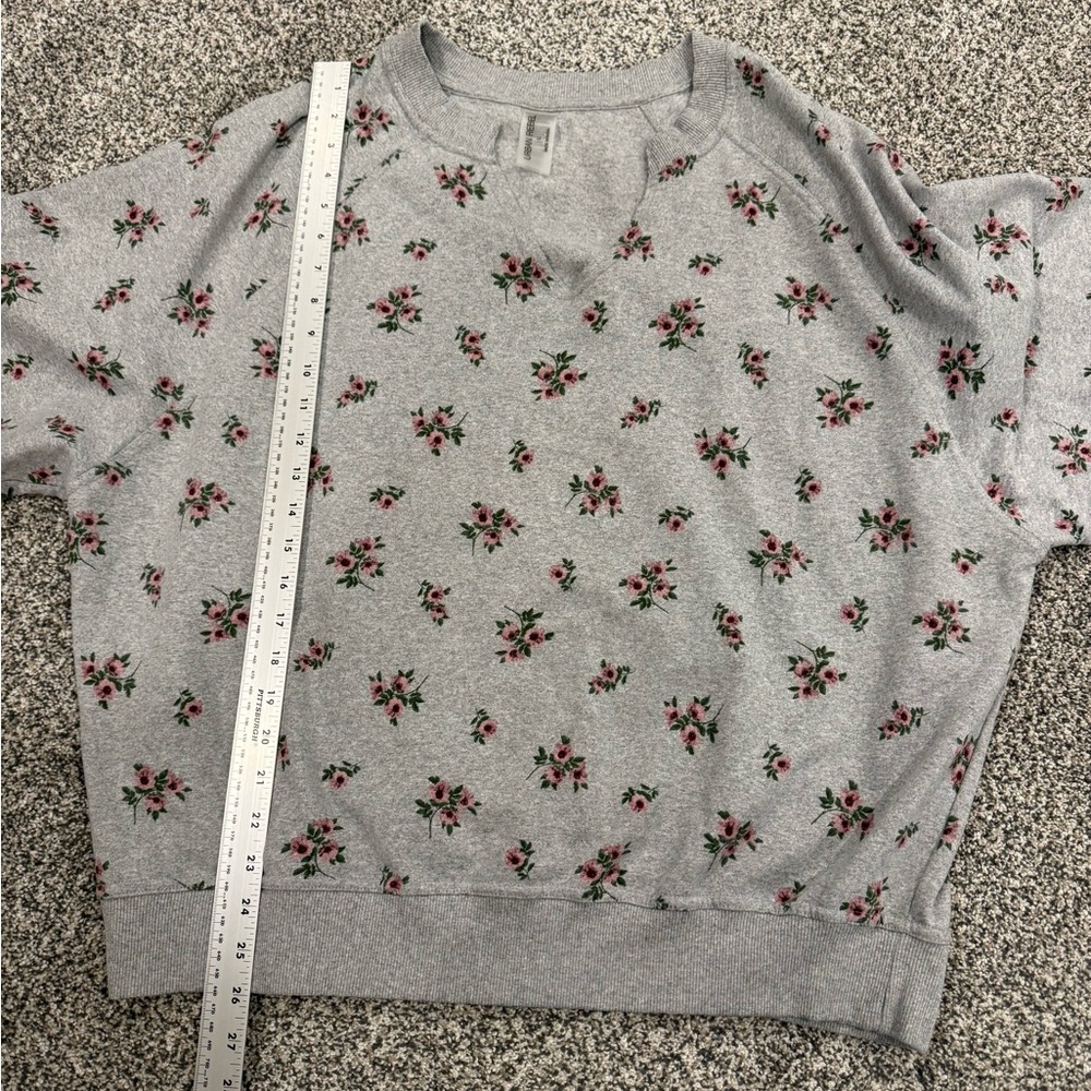 Urban Rebel Cozy Heather Gray Notched V-Neck Sweatshirt Pink Floral Print Sz L - Picture 8 of 9
